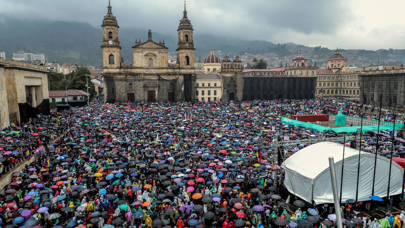 cacerolazo y huelga general en colombia el pais marcha para exigir cambios politicos