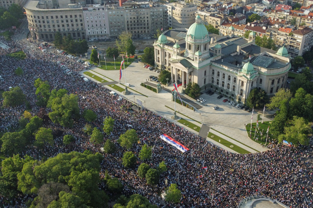 “La primavera serba non può essere fermata”: in 60.000 in piazza a Belgrado contro il governo per la quinta volta consecutiva