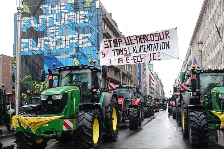 Lacrimogeni e cannoni ad acqua: la rabbia degli agricoltori si riversa sulle strade di Bruxelles