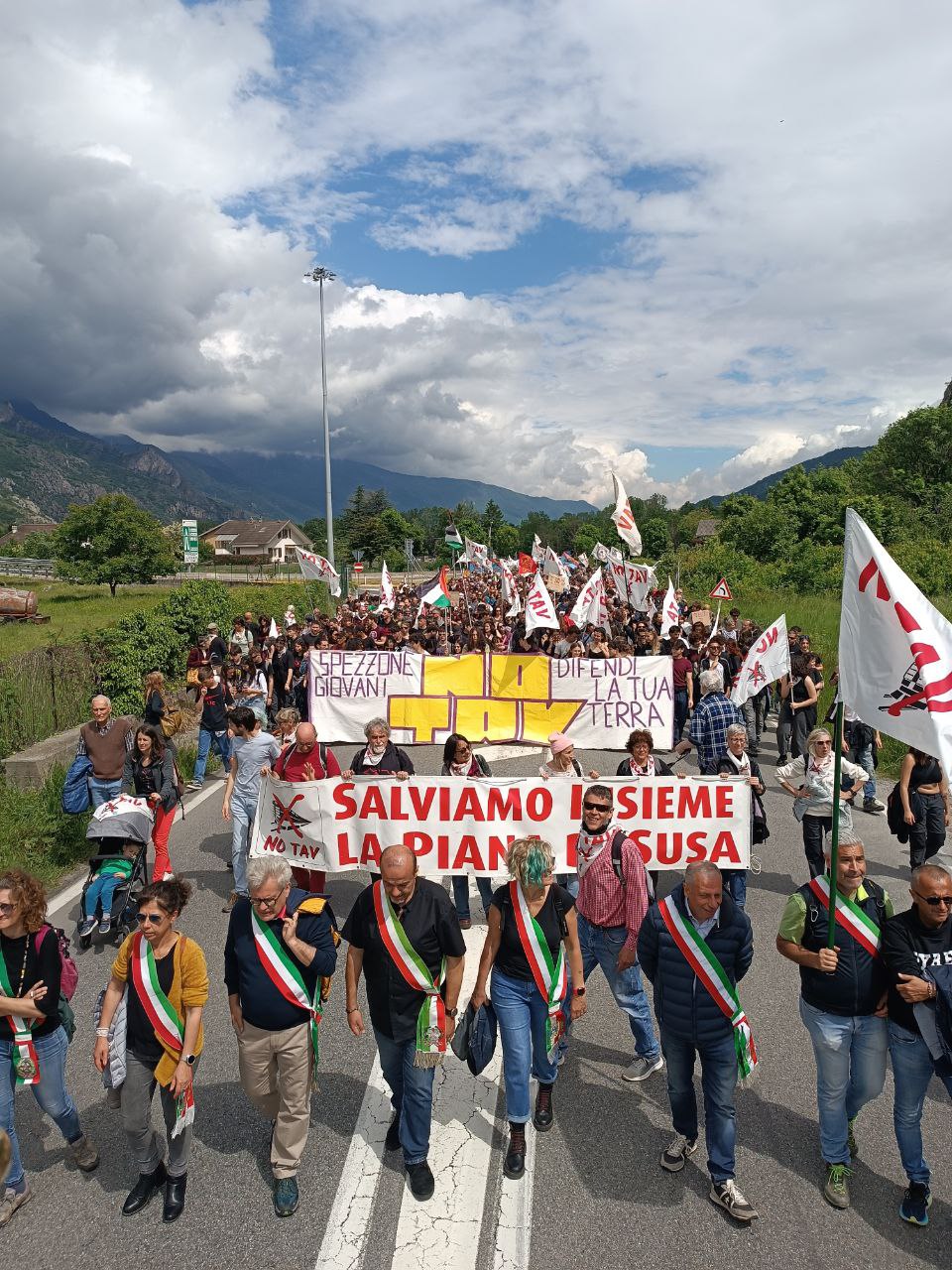 In migliaia in marcia per salvare la piana di Susa