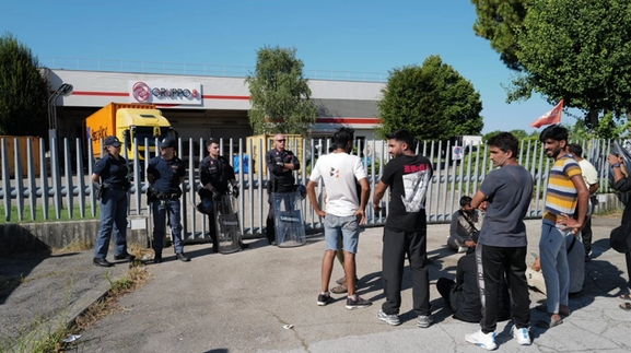 Lavoro: la polizia carica gli operai di Gruppo 8 (FO) in sciopero. Tre lavoratori in ospedale, ma la resistenza continua