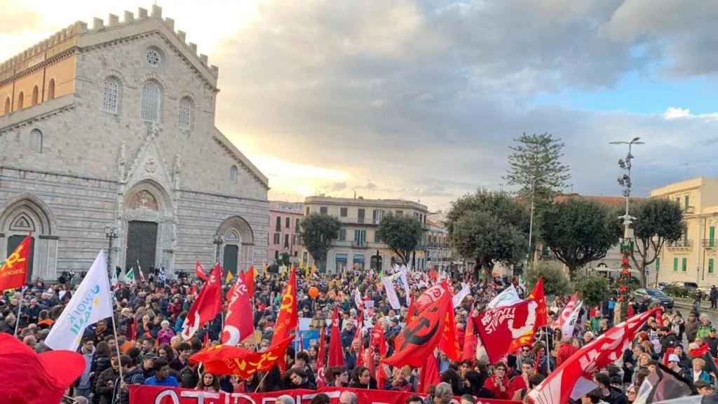 Messina: migliaia in manifestazione contro il progetto del Ponte sullo Stretto