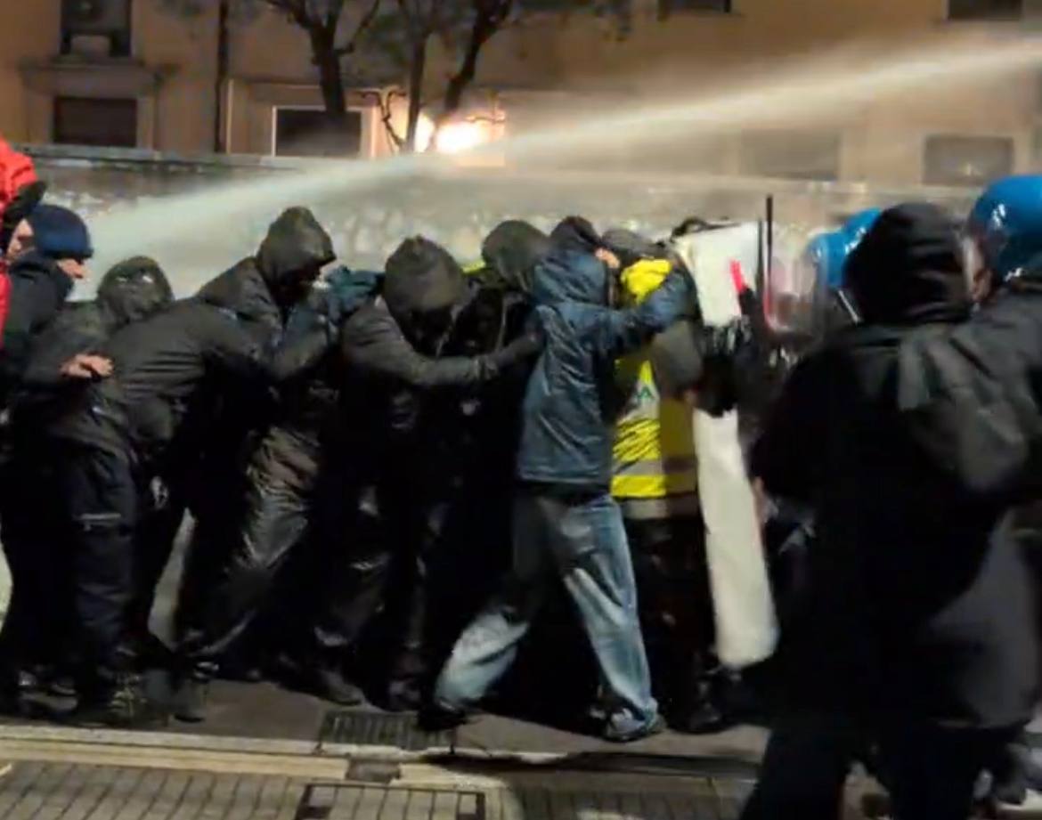 Antifascismo: manganellate ed idranti a Schio (Vi) sui manifestanti in piazza contro Forza Nuova