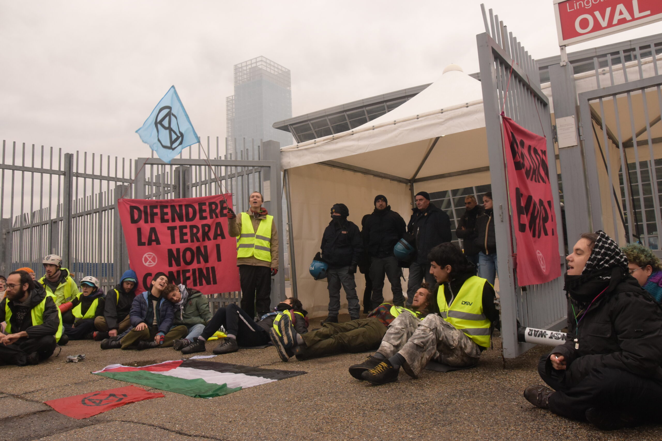 Torino: Extinction Rebellion blocca la convention della Difesa e dell’Aerospazio “Difendere la Terra, non i confini”