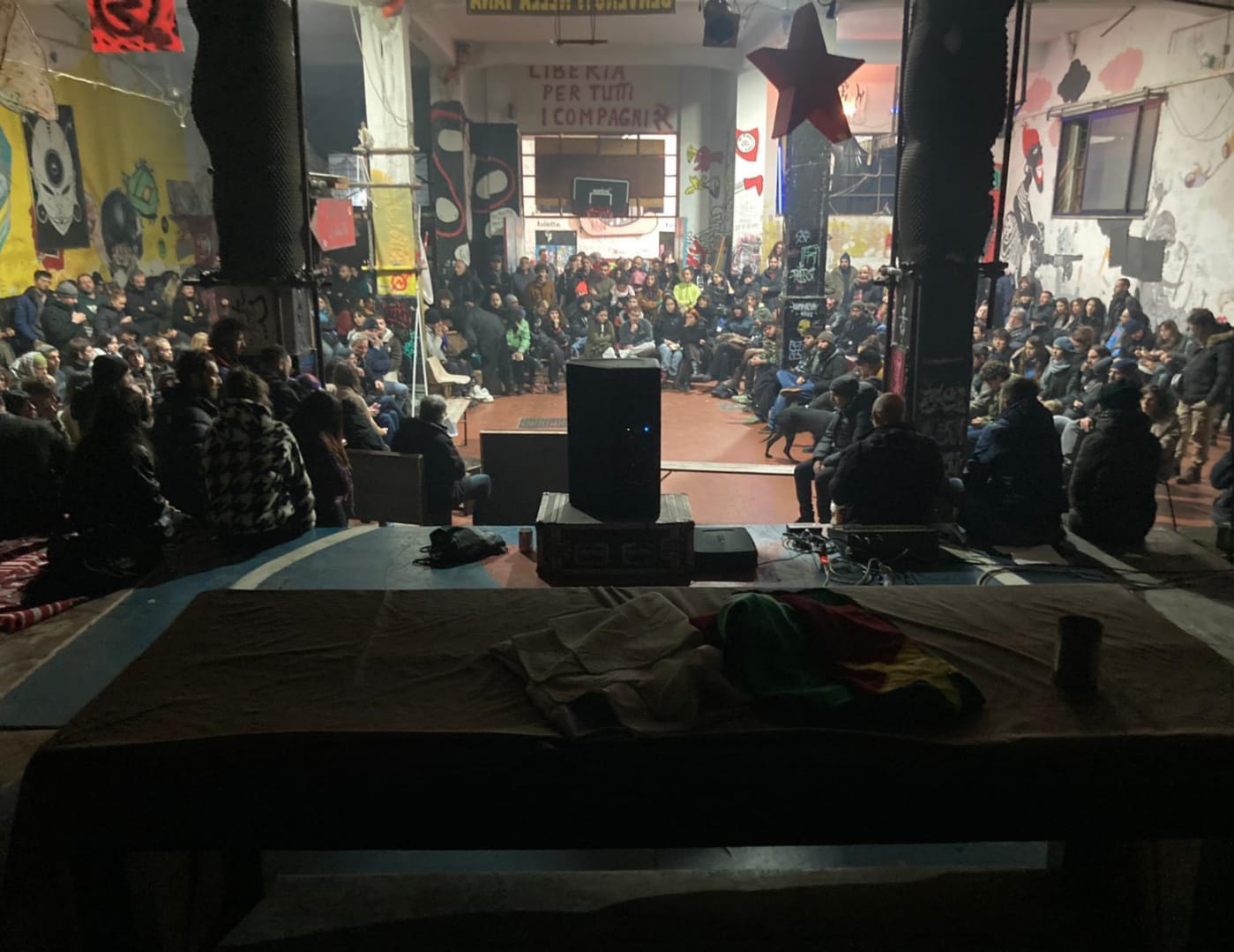 Napoli: in centinaia all’assemblea in difesa di Officina 99