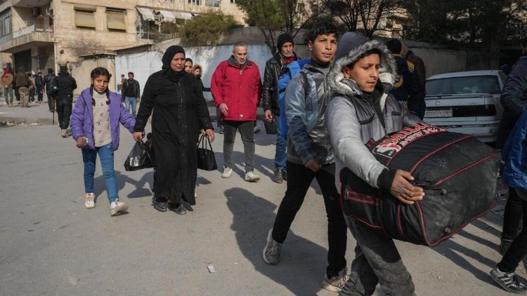 Siria: resistono i quartieri curdi di Aleppo all’attacco di Damasco. 140mila i civili in fuga