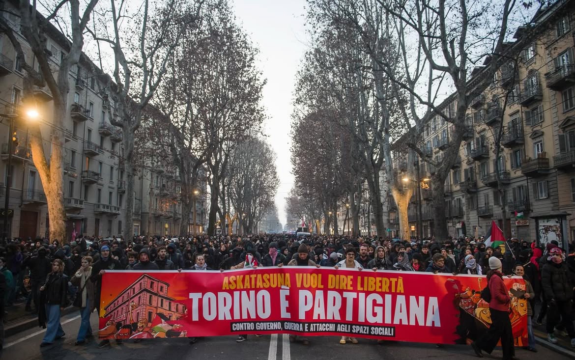 Quando il popolo indica la luna, lo stolto guarda il dito