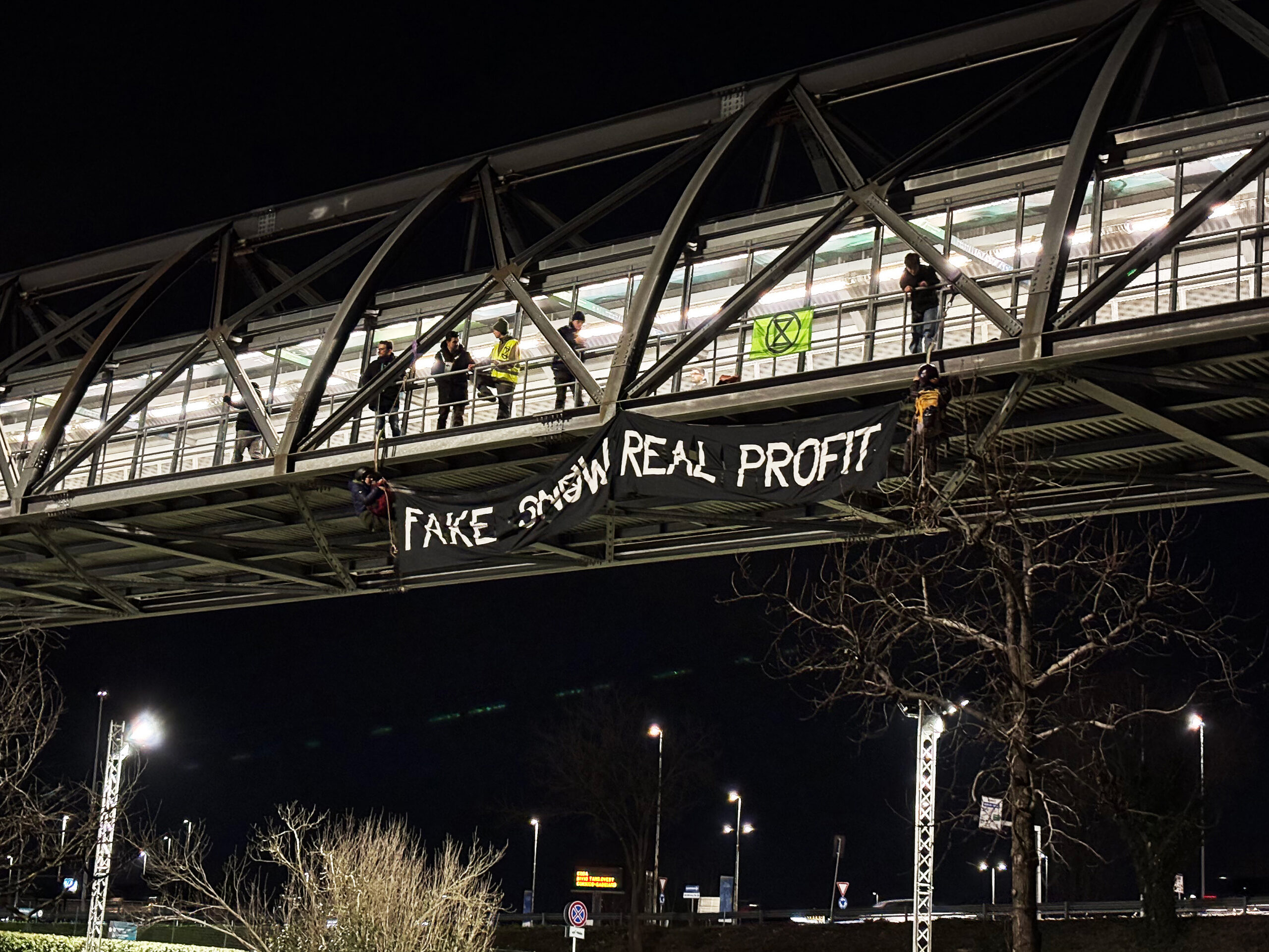 Protesta di Extinction Rebellion alle Olimpiadi: appesi con imbraghi all’ingresso del Forum di Milano