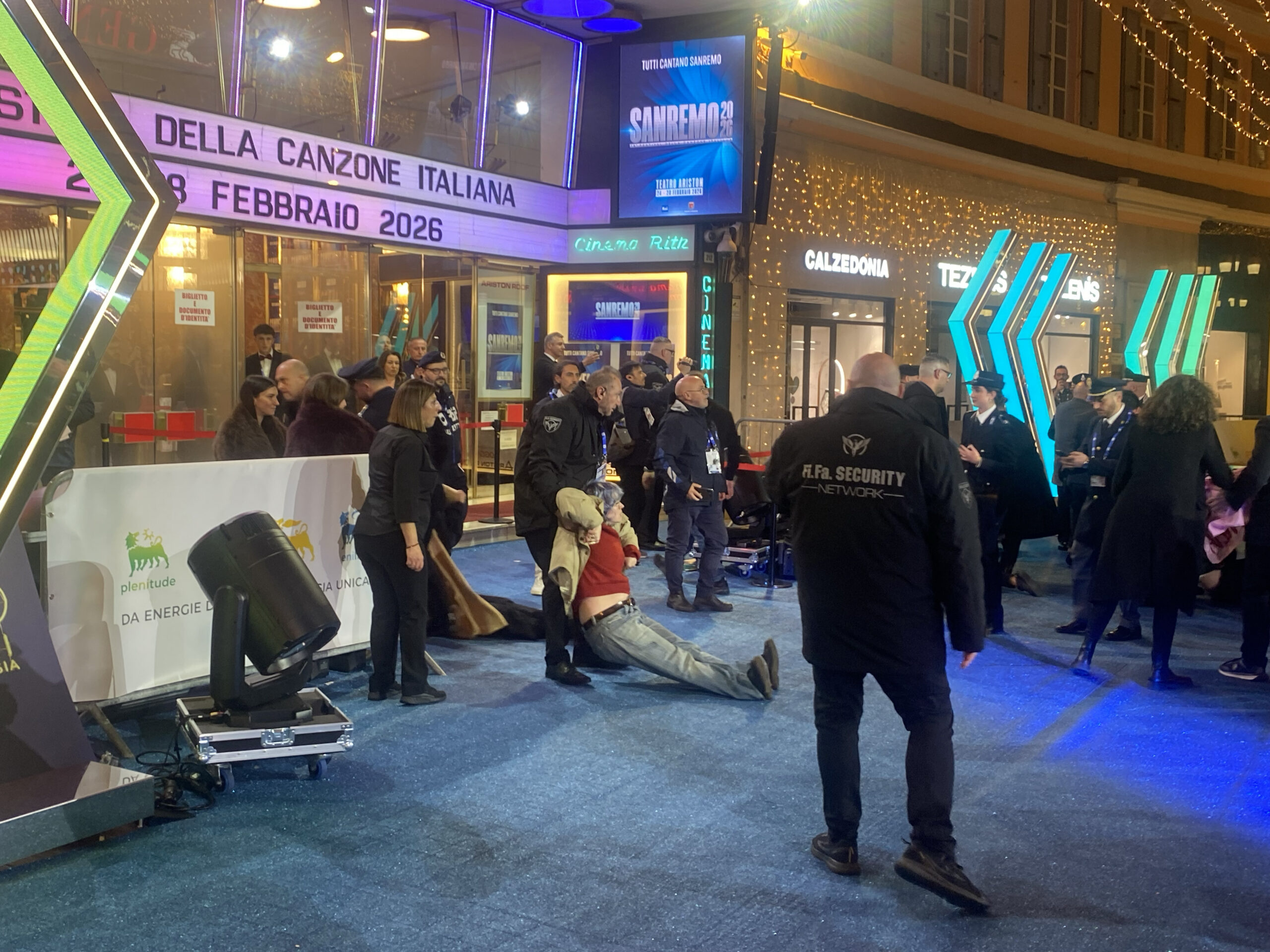 Extinction Rebellion invade il blue carpet di Sanremo per denunciare le politiche ecocide e il greenwashing degli sponsor