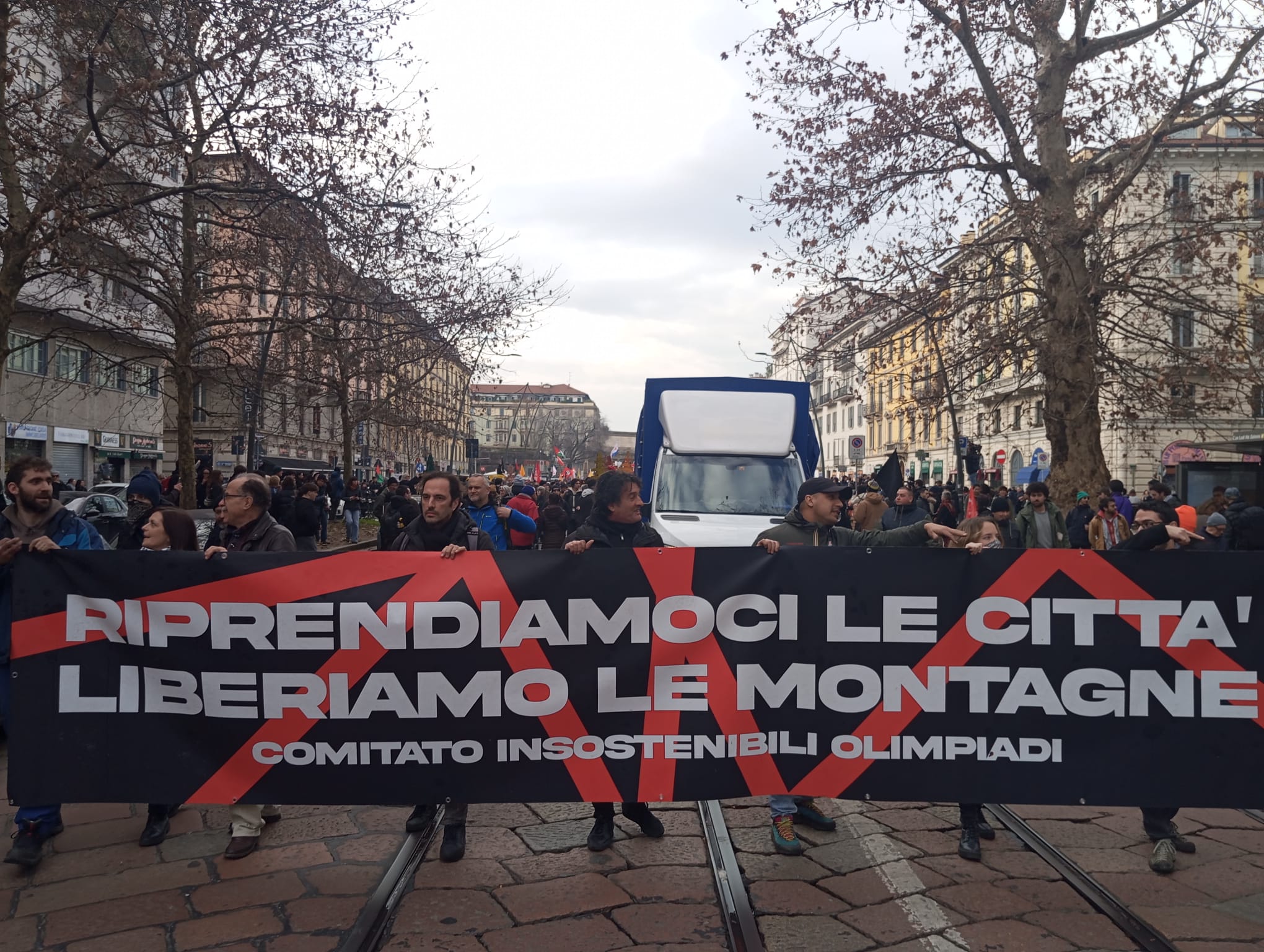 Milano: “insostenibili olimpiadi”, corteo nazionale contro il profitto sui territori e le montagne