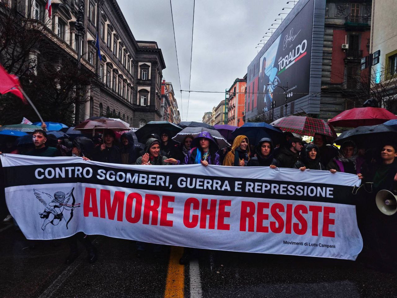 Napoli: corteo per la difesa degli spazi sociali, contro la guerra e il governo