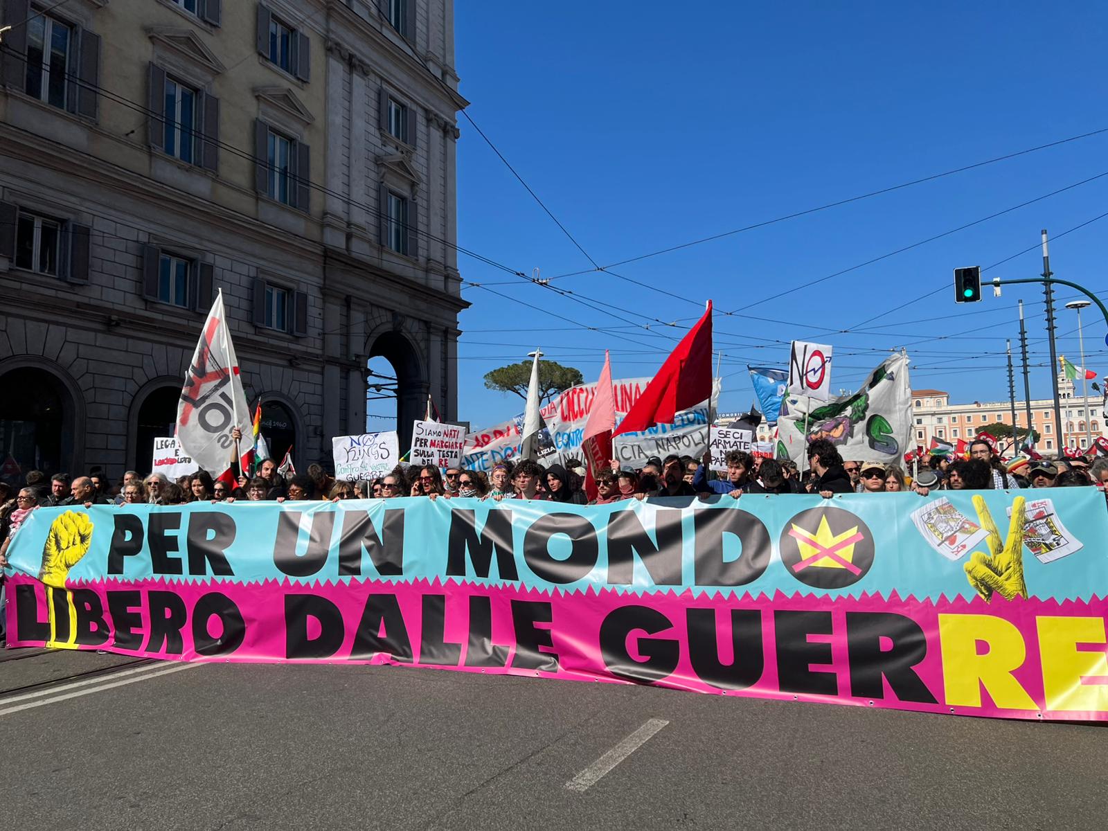 No Kings Italy: manifestazione nazionale a Roma “Together contro i re e le loro guerre” – cronaca della giornata