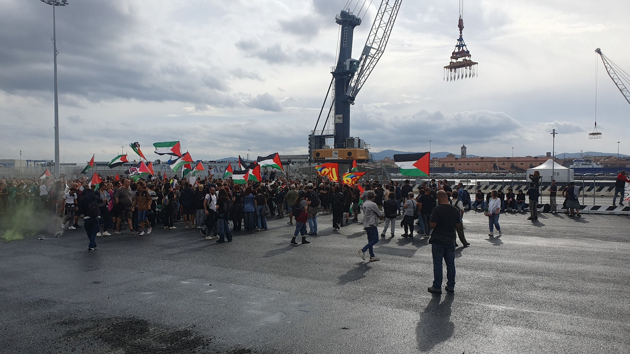 Livorno portuali bloccano il transito di una nave carica di armi USA. La polizia sgombera il presidio