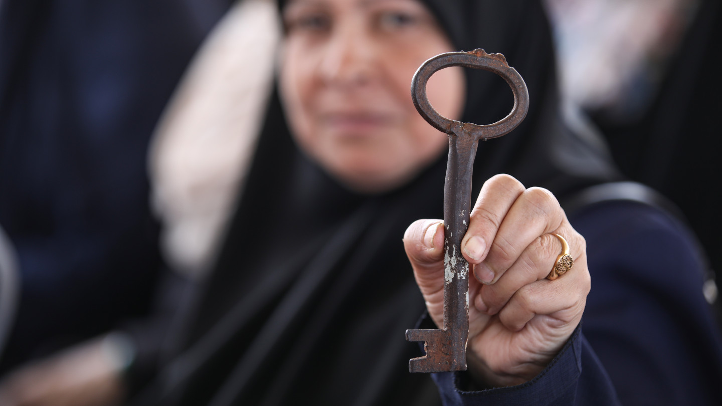 Dalla Nakba a Gaza, i palestinesi continuano a portare con sé le chiavi delle case che sono stati costretti ad abbandonare