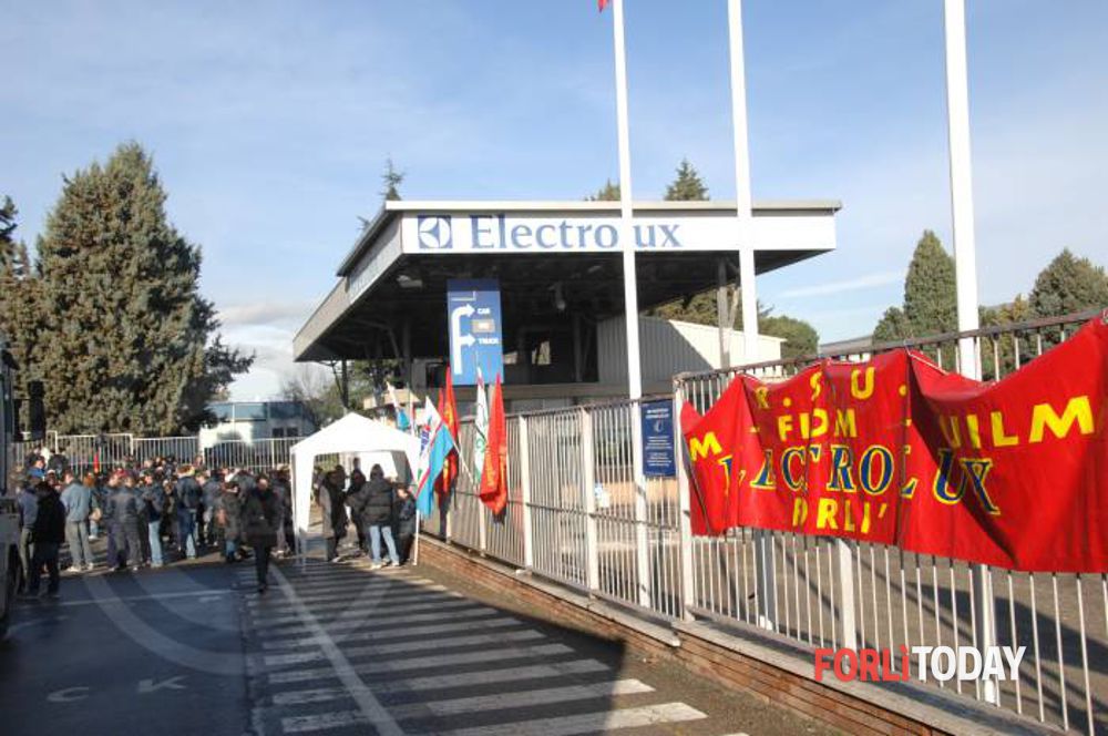 Lotte operaie: annunciati 1700 licenziamenti alla Electrolux. Sciopero di otto ore e presidi ai cancelli