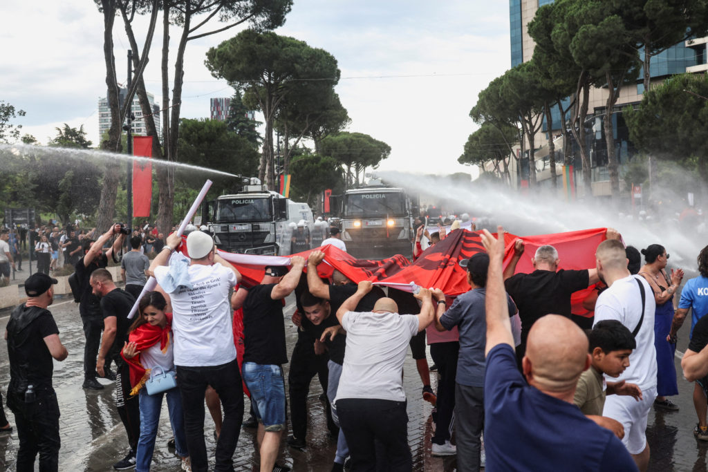 SPECIALE ALBANIA – massicce proteste a Tirana contro la svendita dei territori e la corruzione della classe politica