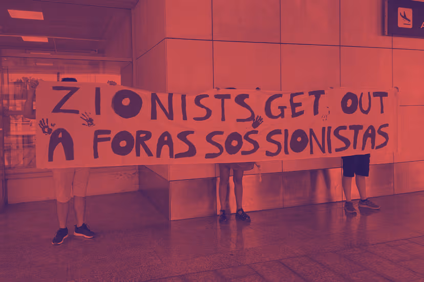 La cronaca della protesta all’arrivo del volo da Tel Aviv a Elmas, dentro e fuori il terminal