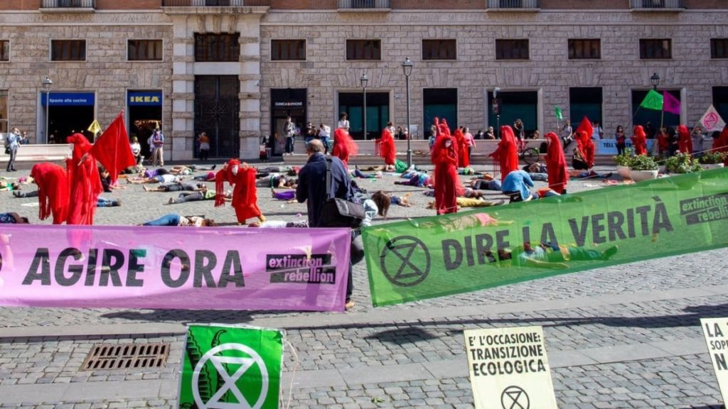 Fermata e Perquisita 3 volte in 6 mesi. Attivista di Extinction Rebellion, senza procedimenti penali, denuncia l’accanimento poliziesco