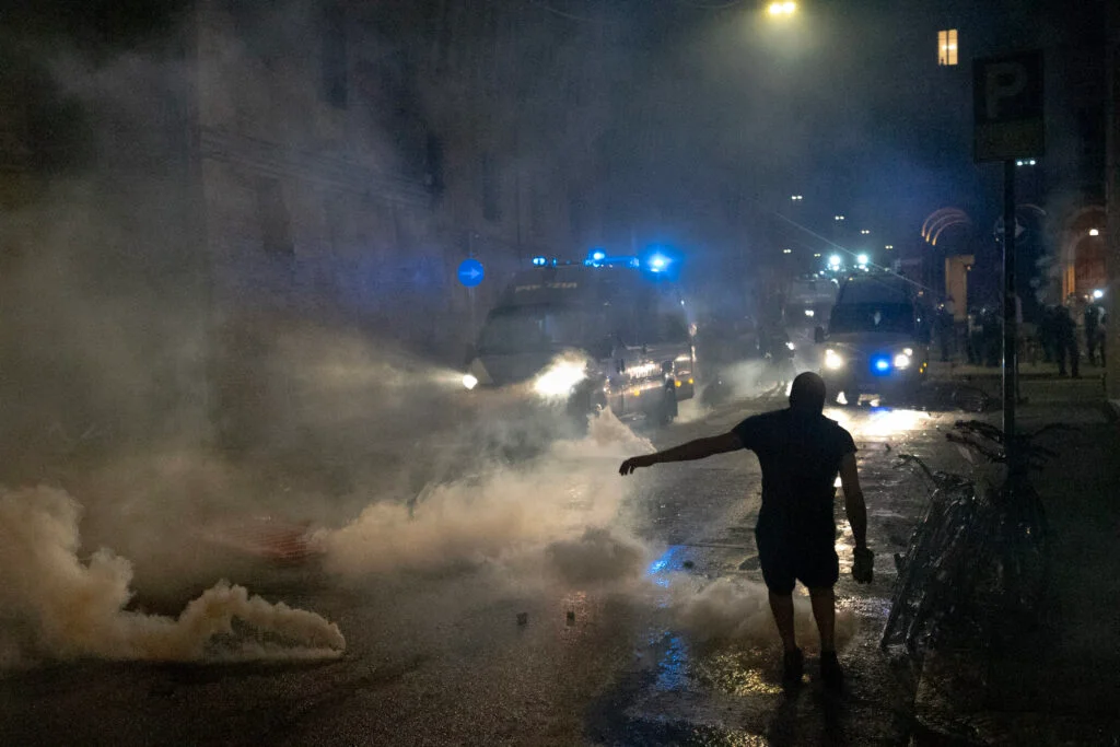 Una degna rabbia, per uno spregevole omicidio. La migliore Bologna in piazza a difesa di ciò che resta dell’umanità