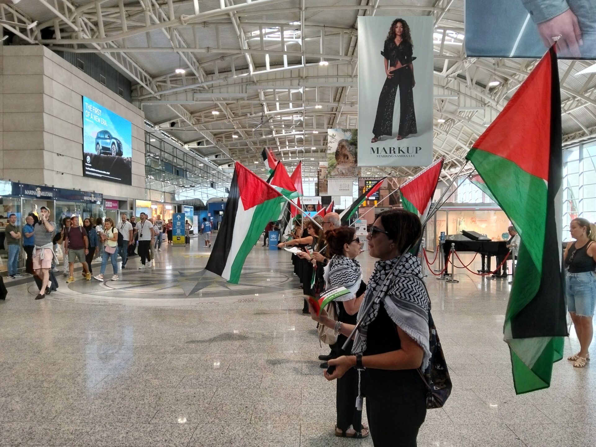 Cagliari, il Muro di Coscienza prende vita in aeroporto: “Le rotte con Israele passano anche da qui”
